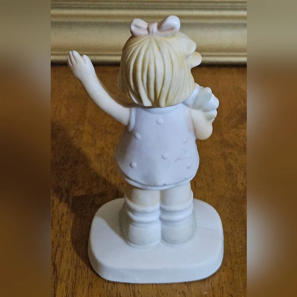 Rare Vintage Artmark Girl Holding Flowers and Waving Figurine